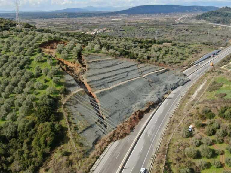 Σοκαριστικές εικόνες από τη Συκούλα Άρτας: Το ρήγμα των 200 μέτρων που έθεσε εκτός λειτουργίας την Ιόνια Οδό