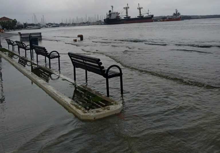 Η θάλασσα βγήκε στη στεριά στην παραλία της Πρέβεζας
