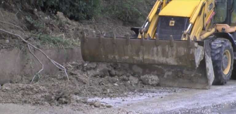 Κατολισθήσεις και αποκλεισμοί δρόμων στην Πάργα Ανθούσα – Το βουνό «κατάπιε» τροχόσπιτο