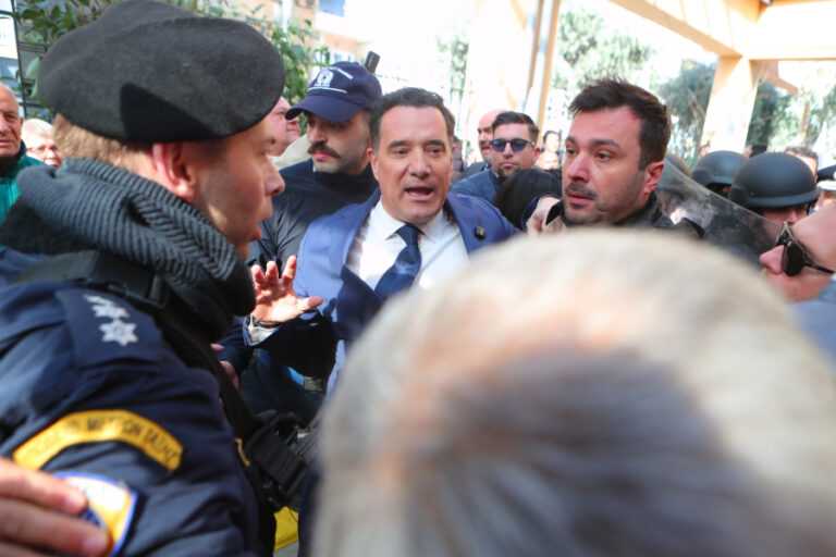 «Βράζουν» οι υγειονομικοί μετά την επεισοδιακή επίσκεψη Γεωργιάδη στη Νίκαια: «Η καταστολή δεν θα περάσει» – «Γνωστοί κομμουνιστές»