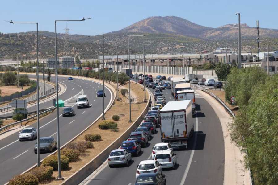 Εθνική Αθηνών Κορίνθου: Καραμπόλα 5 φορτηγών - Κυκλοφοριακό χάος με κλειστή τη δεξιά λωρίδα