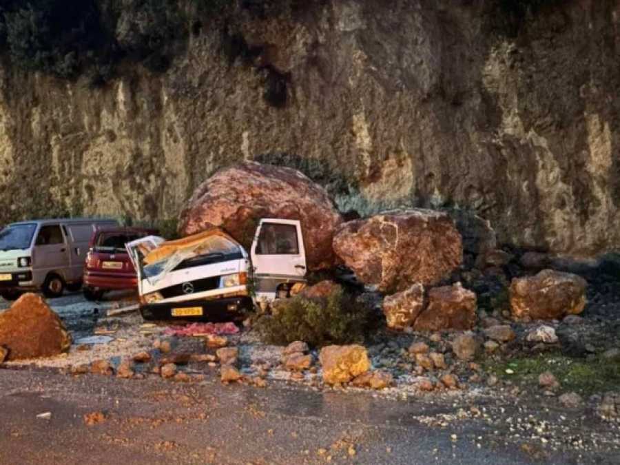 Στο έλεος της κακοκαιρίας η Ήπειρος: Συνεχείς κατολισθήσεις - Βράχια καταπλάκωσαν αυτοκίνητα (Εικόνες)