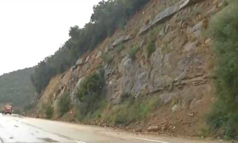 Κλειστή η παλαιά εθνική οδός Άρτας – Αμφιλοχίας λόγω νέας κατολίσθησης – Αποκομμένη οδικώς η Ήπειρος