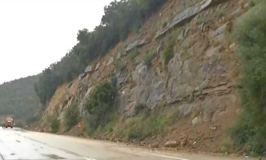 Κλειστή η παλαιά εθνική οδός Άρτας - Αμφιλοχίας λόγω νέας κατολίσθησης - Αποκομμένη οδικώς η Ήπειρος