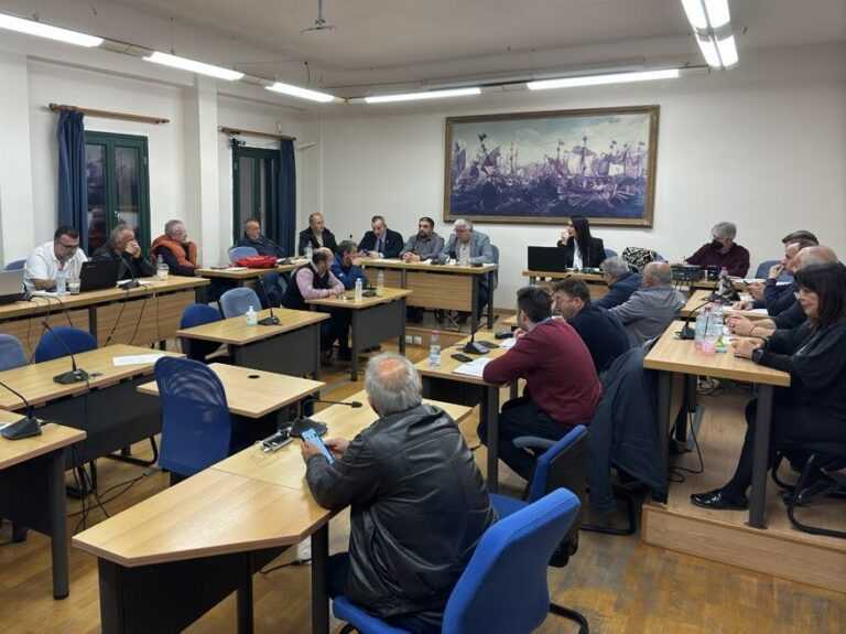 Σκηνές απείρου κάλλους στην Πρέβεζα: Εκτός ελέγχου η συνεδρίαση – Αποχωρήσεις με αιχμές για επερχόμενες αποκαλύψεις