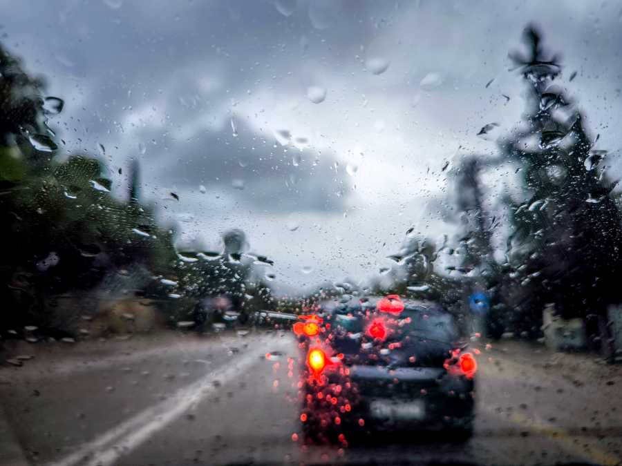 Βροχερός και σήμερα ο καιρός: Υψηλές θερμοκρασίες και αφρικανική σκόνη