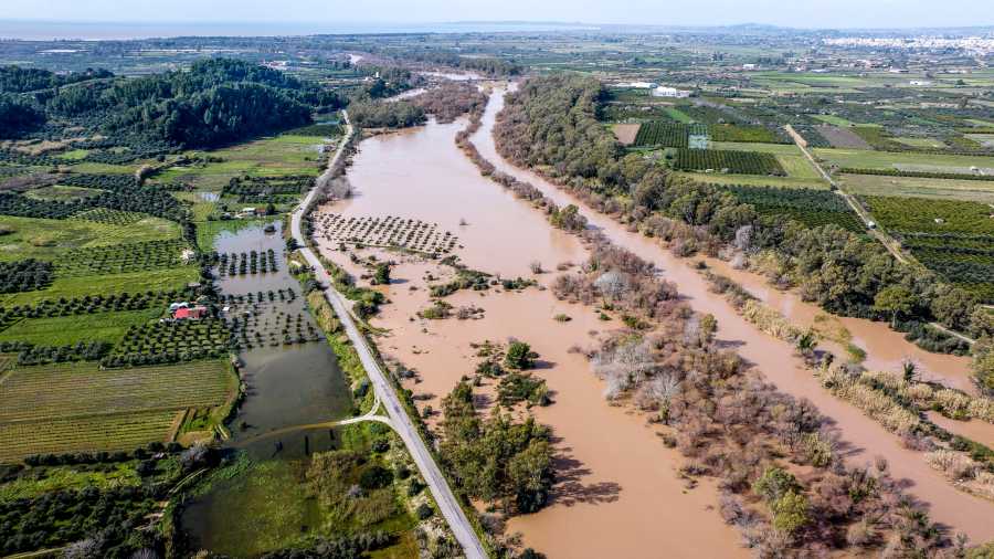 Καθιζήσεις, υπερχείλιση ποταμών, πτώσεις δέντρων, διακοπές ρεύματος - Πού έχει προκαλέσει προβλήματα η κακοκαιρία