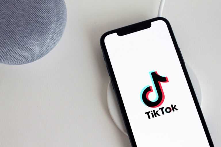 Η Κομισιόν ζητά από το TikTok να αλλάξει τον εθιστικό σχεδιασμό του – «Φρένο στο ατελείωτο σκρόλινγκ»