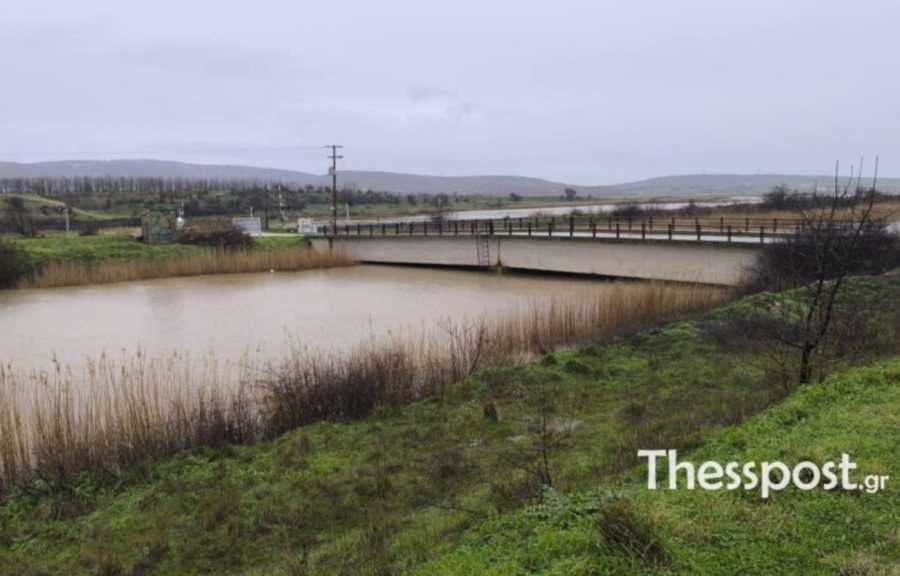 Πλημμύρες στον Έβρο: «Εάν σπάσουν κι άλλα αναχώματα θα κινδυνεύσουν οικισμοί»