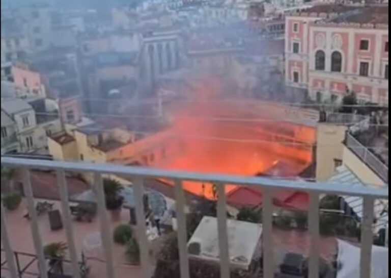 Ιταλία: Ιστορικό θέατρο καταστράφηκε ολοσχερώς σε πυρκαγιά (Βίντεο)