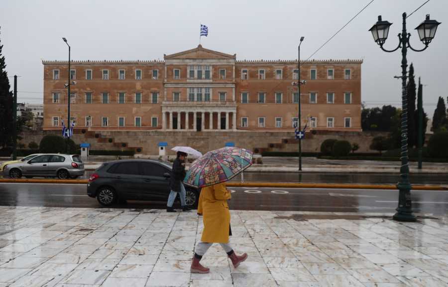 Έντονη καταιγίδα στην Αττική - Χαλάζι στη Γλυφάδα (βίντεο)