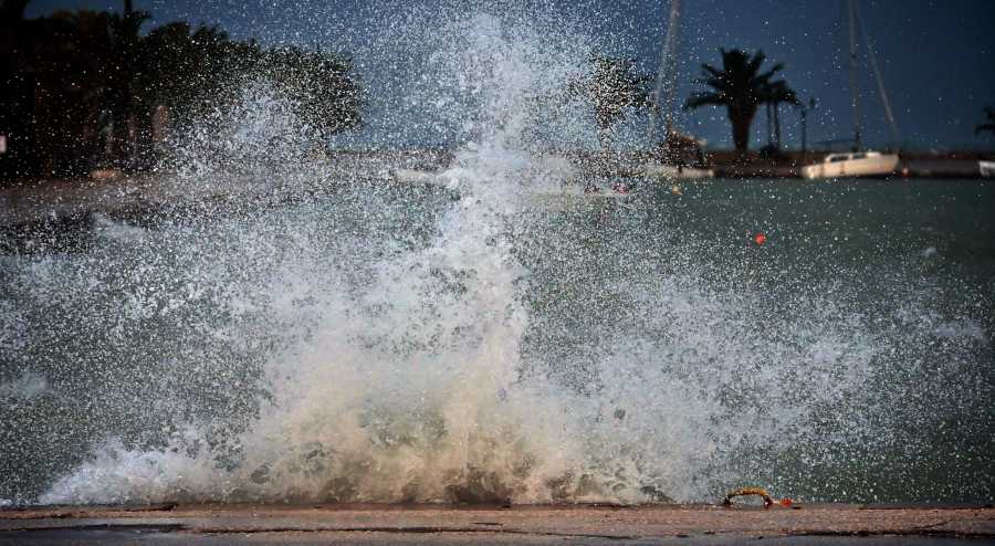 Ο καιρός σήμερα: Πτώση της θερμοκρασίας και ισχυροί άνεμοι - Πού θα βρέξει