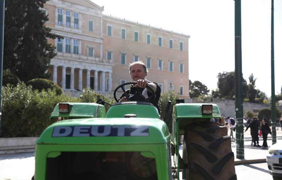 Διανυκτέρευσαν στο Σύνταγμα οι αγρότες: Φεύγουν σήμερα (εικόνες)