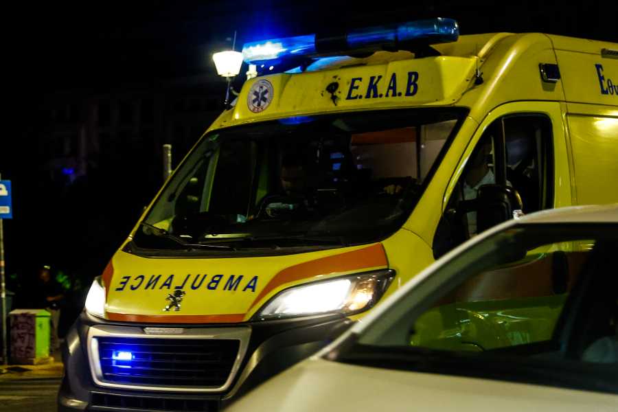 Ραφήνα: Μηχανάκι παρέσυρε πεζό - Δύο σοβαρά τραυματίες