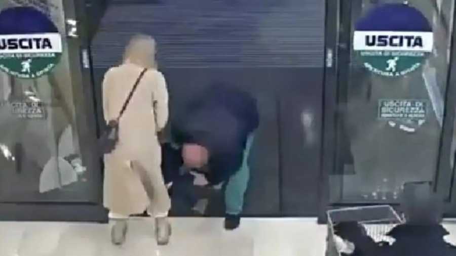 Ιταλία: Άνδρας επιχείρησε να απαγάγει νήπιο μέσα από τα χέρια της μητέρας του σε σούπερ μάρκετ (Βίντεο)