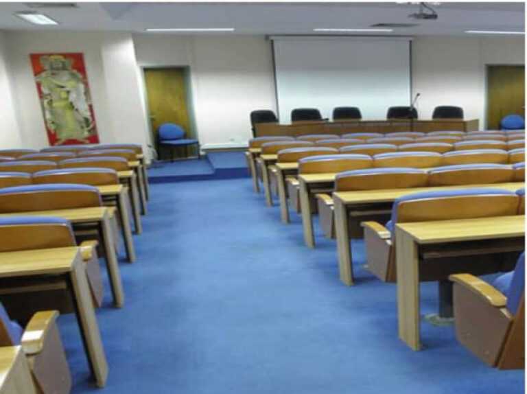 Κεκλεισμένων των θυρών η δίκη του αστυνομικού της Βουλής και της συζύγου του