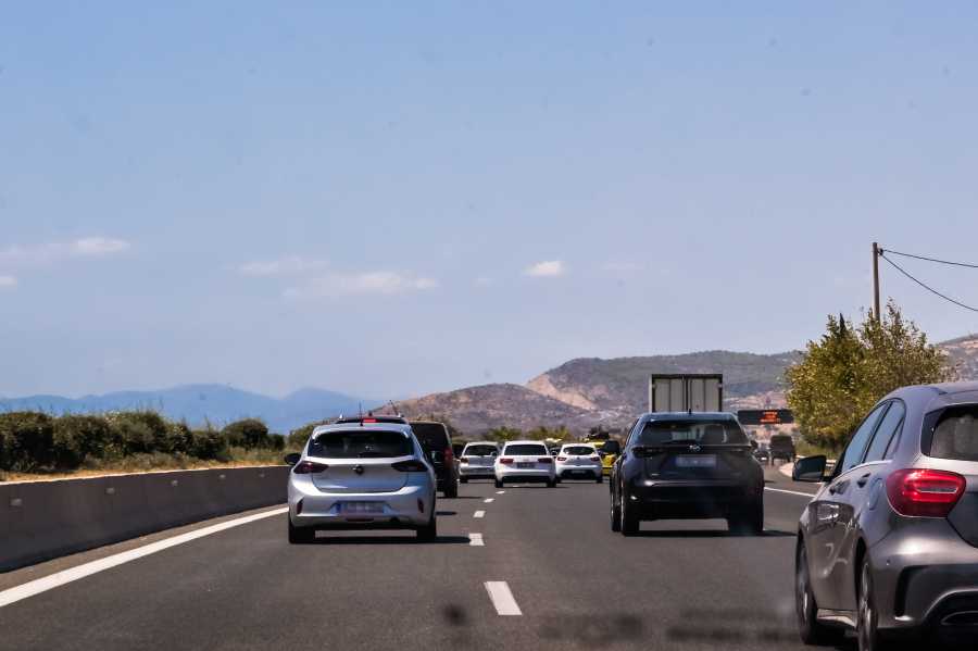 Κλειστές δύο λωρίδες στην Αθηνών-Λαμίας λόγω ανατροπής φορτηγού - Ουρές χιλιομέτρων