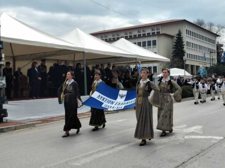 Ιωάννινα: Η Προεδρική Φρουρά και τα F-16 «ταρακουνούν» την πόλη στην Απελευθέρωση