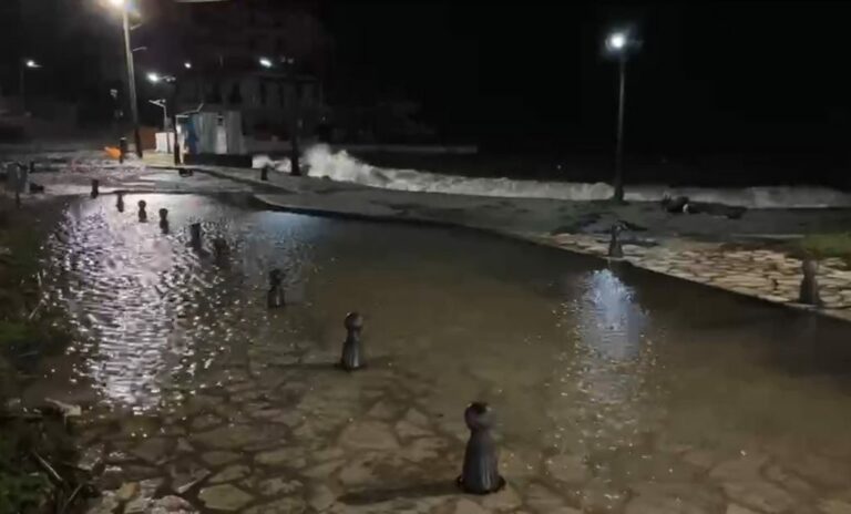 Σύβοτα Θεσπρωτίας: Πλημμύρισε το παραλιακό μέτωπο λόγω θαλασσοταραχής