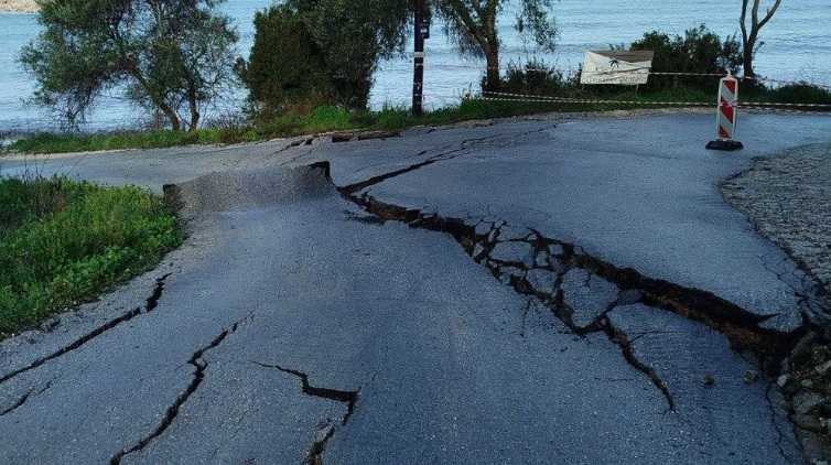 Πρέβεζα: Μεγάλη καθίζηση στον δρόμο Μονολίθι – Μύτικας – Κλειστός ο δρόμος κάτω από το νεκροταφείο