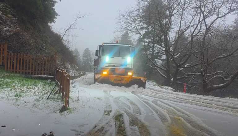 Μάρτιος-Χειμώνας στην Ήπειρο: Πυκνό χιόνι και τσουχτερό κρύο – 14 μηχανήματα καθαρίζουν τους δρόμους