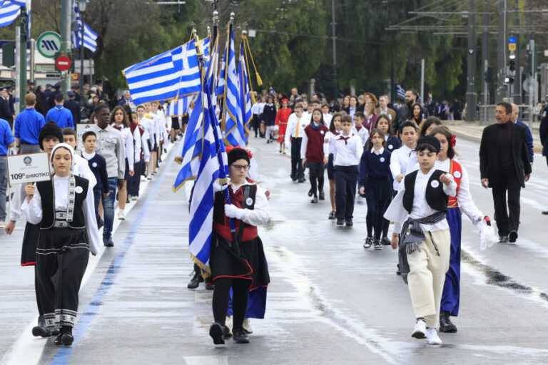 Καιρός 25ης Μαρτίου: Πού και τι ώρα θα βρέχει στις παρελάσεις