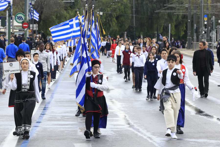 Καιρός 25ης Μαρτίου: Πού και τι ώρα θα βρέχει στις παρελάσεις