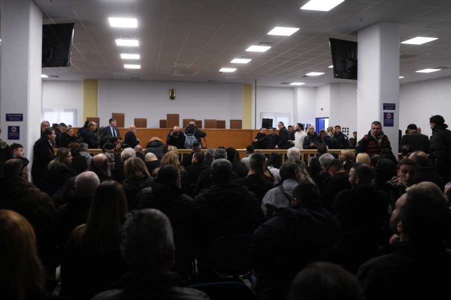 Τραγικές συνθήκες στη δίκη για την τραγωδία των Τεμπών - «Αντί να δικαστούν οι κατηγορούμενοι, επιχειρήθηκε να δικαστούν τα θύματα»