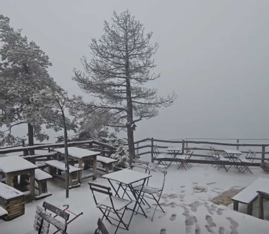 Το «έστρωσε» στην Πάρνηθα - Τσουχτερό το κρύο στα καταφύγια (βίντεο)