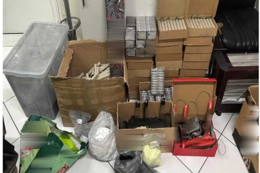 Άγιος Δημήτριος: 16χρονος είχε μετατρέψει σε πυριτιδαποθήκη το δωμάτιό του - Συνελήφθη με τον πατέρα του