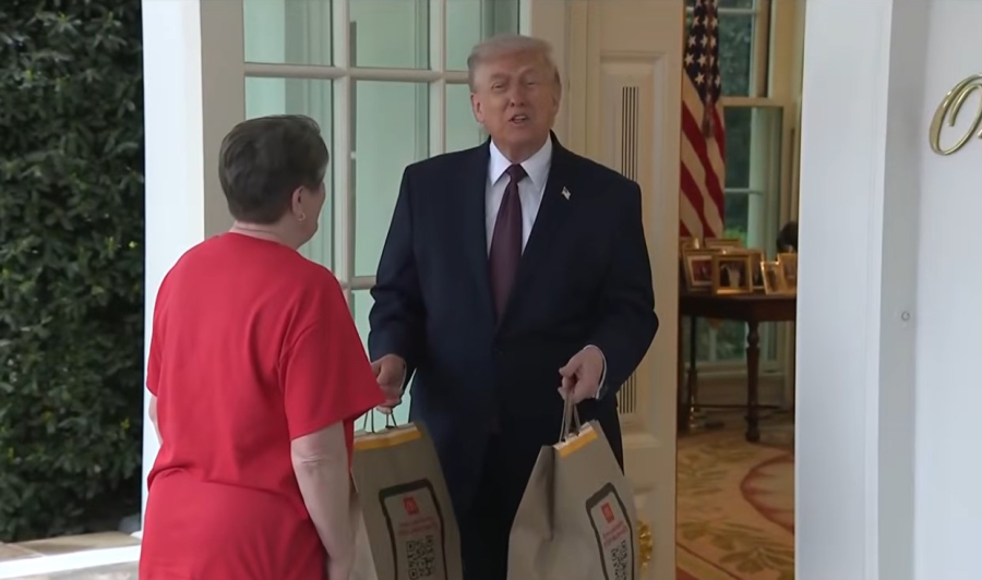 Βίντεο: Ο Τραμπ παραλαμβάνει παραγγελία από τα McDonald's και κάνει σόου στις κάμερες