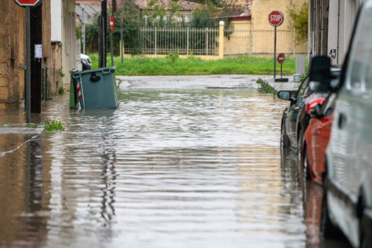 Σε κόκκινο συναγερμό η χώρα λόγω κακοκαιρίας: Μεγάλης έντασης και διάρκειας καταιγίδες – Κίνδυνος για πλημμύρες